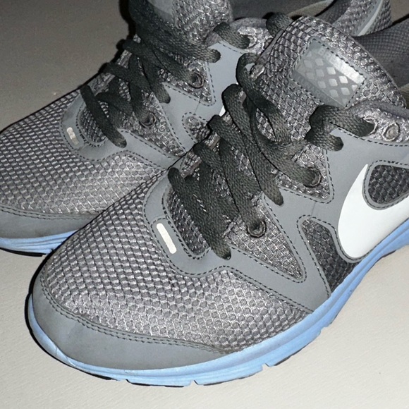 Women’s Nike sneaker size 9.5. Great condition! - Picture 4 of 8